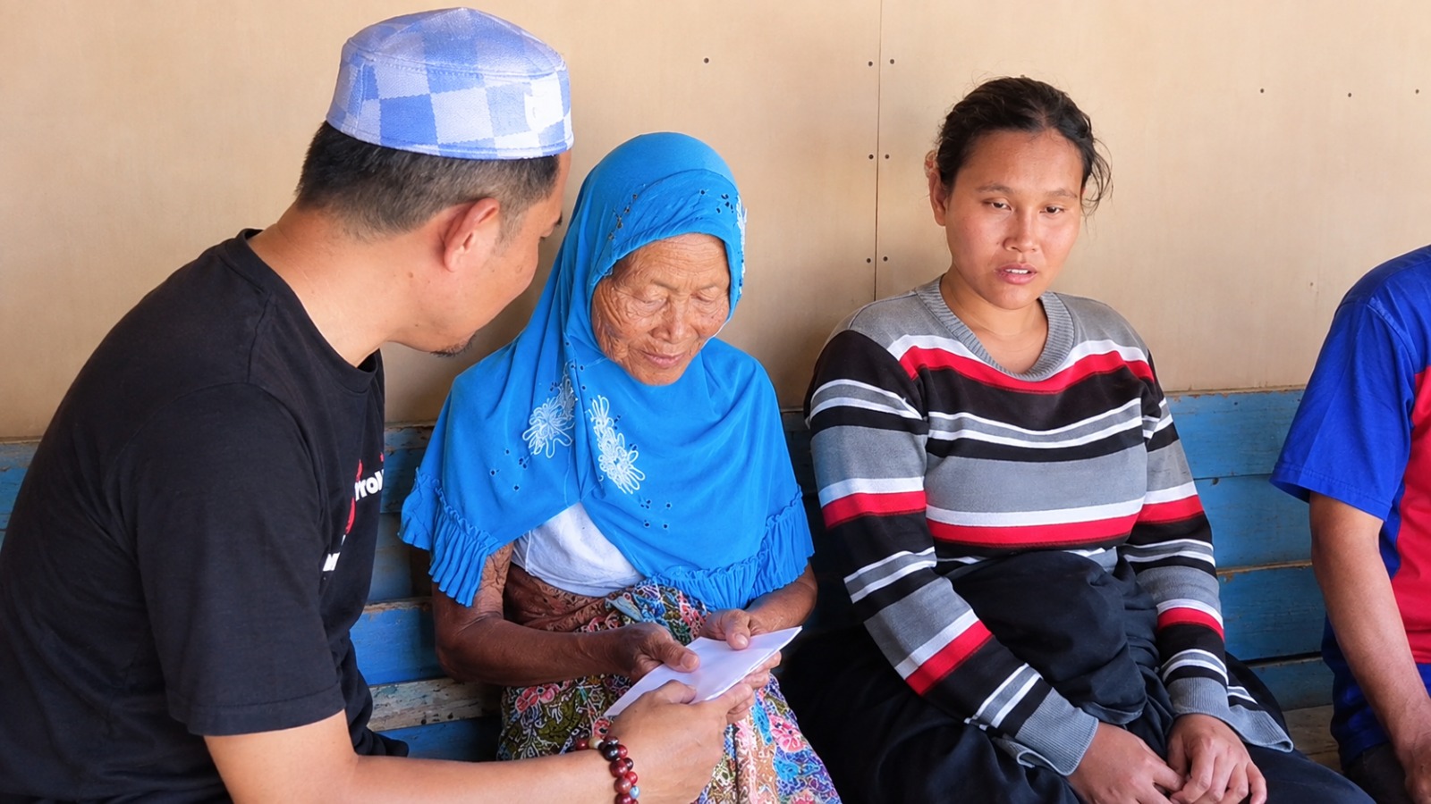 Penyaluran bantuan sembako dan uang tunai Yayasan Ruang Sejahtera kepada Ibu Hasimah di Desa Gunung Rancak, Robatal, Sampang.