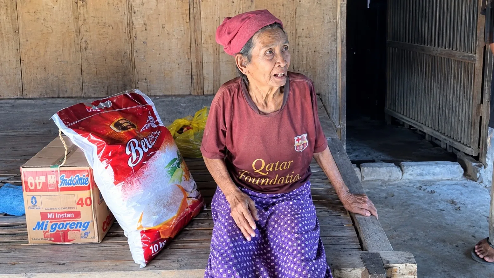 Musli bersama pengurus Ruang Sejahtera lainnya menyerahkan bantuan Program Berbagi Rasa kepada Ibu Salamah di Banyuates, Sampang, 21/9/2026