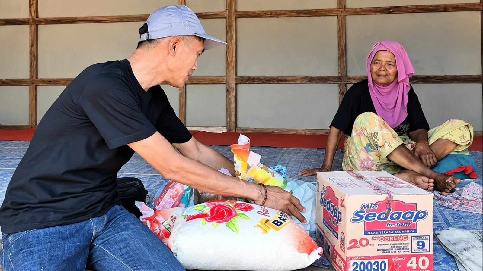 Tim Ruang Sejahtera Ketapang menyerahkan bantuan sembako kepada Ibu Rawiah di Dusun Sorren, Sampang
